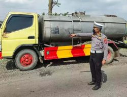 Pemotor Tewas Usai Tabrakan Truk Tangki Air di Kemlagi Mojokerto