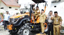 Bupati-Jombang-Serahkan-Bantuan-Traktor-Kepada-Petani