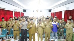 Bupati-Jombang-Warsubi-Serahkan-Bantuan-Traktor-Kepada-Petani