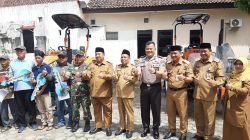 Bupati_Jombang-Serahkan-Bantuan-Traktor-Untuk-Petani
