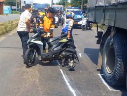 Nyalip di Jalan Bergelombang, Bapak dan Anak Tewas Terlindas Truk di Jombang