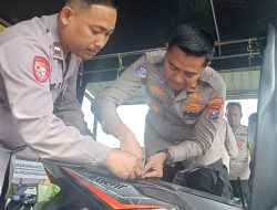 Antisipasi Curanmor, Polsek Pakal Surabaya Bagikan 150 Remote Anti Maling Gratis