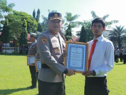 Kapolres Jombang Beri Penghargaan Enam Anggota Berprestasi