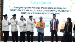 acara-tasyakuran-pencapaian-penghargaan-kinerja-pengelolaan-sampah-di-jombng (1)