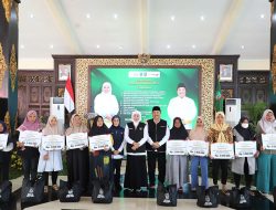Bupati Jombang Dampingi Gubernur Jatim Salurkan Sapa Bansos