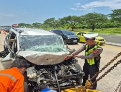 Xpander Tabrak Bus Sedang Mogok di Tol Batang, 2 Tewas