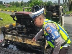 Pickup Muat Disel Ludes Terbakar di Exit Tol Jombang