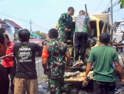 Truk Tabrak Bus Mogok di Madiun, Satu Tewas