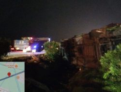 Bus Restu Terbalik di Tol Jombang, Satu Penumpang Tewas
