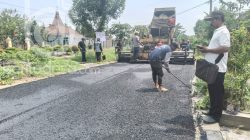 pengerjaan_proyek-jalan-hotmix-di-desa-jatiduwur-jombang-jatim