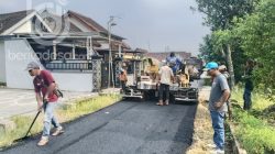 proyek-jalan-aspal-hotmix-di-desa-kabuh-jombang