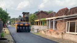 proyek-pembangunan-jalan-aspal-hotmix-di-desa-kabuh-jombang
