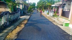 Pemdes Gumulan Jombang Bangun Jalan Hotmix