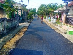 Pemdes Gumulan Jombang Bangun Jalan Hotmix