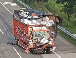 Truk Hantam Belakang Dumptruck di Tol Jombang, 2 Tewas
