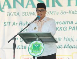 Bupati Warsubi Buka Kegiatan Simulasi Manasik Haji Ribuan Siswa di Stadion Merdeka Jombang