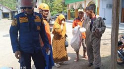 evakuasi-sarang-tawon-vespa-di-desa-gondek-jombang (2)
