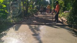 pengerjaan-proyek-jalan-rabat-beton-desa-mangunan-di-jombang