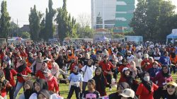 senam-kebugaran-massal-dalam-rangka-memperingati-may-day-2026-di-jombang (1)