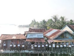 Kapal Perang TNI AL Masuk Palembang, Gelar Baksos untuk Warga Pesisir Sungai Musi