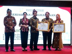 Harganas ke 33 : Bupati Warsubi dan Ketua TP PKK Jombang Mendapat Piagam Penghargaan dari BKKBN RI