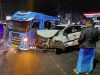 Toyota Rush Hantam Mobil Elf Hingga Ringsek Parah Depan SPBU Tambakeras Jombang