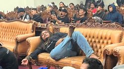 pendemo-duduk-kursi-pimpinan-dprd-pati-sambil-agkat-kaki-ke-meja (1)