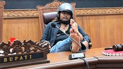 pendemo-duduk-kursi-pimpinan-dprd-pati-sambil-agkat-kaki-ke-meja (3)