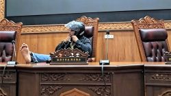 pendemo-duduk-kursi-pimpinan-dprd-pati-sambil-agkat-kaki-ke-meja (4)