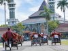 Senyum Bahagia Tukang Becak Jombang Terima Bantuan 200 Unit Becak Listrik di Pendopo