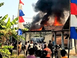 Ditinggal Pemiliknya, Rumah Kayu di Sidokaton Jombang Ludes Terbakar Dalam 30 Menit
