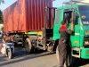 Sopir Mabuk, Truk Kontainer Hantam Gerobak dan Motor PKL di Jombang
