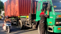 Sopir Mabuk, Truk Kontainer Hantam Gerobak dan Motor PKL di Jombang