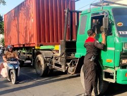 Sopir Mabuk, Truk Kontainer Hantam Gerobak dan Motor PKL di Jombang