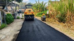 pembangunan-jalan-aspal-hotmix-di-desa-ngumpul-jombang (2)