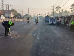 Tabrak Truk Parkir di Trowulan Mojokerto, Pemotor Asal Jombang Tewas di TKP