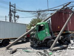 Truk Kontainer Vs Truk Bata Ringan di Bypass Krian, 3 PJU Roboh dan Jalur Dua Arah Macet Total