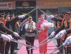 Tradisi Pedang Pora Iringi Pisah Sambut Kapolres Jombang dari AKBP Ardi Kurniawan ke AKBP Yanto Mulyanto