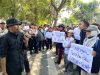 Diduga Langgar Izin Tata Ruang, Warga dan LSM PAGAR Segel Pabrik Ayam PT JPN Jombang