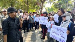 Diduga Langgar Izin Tata Ruang, Warga dan LSM PAGAR Segel Pabrik Ayam PT JPN Jombang