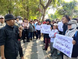 Diduga Langgar Izin Tata Ruang, Warga dan LSM PAGAR Segel Pabrik Ayam PT JPN Jombang