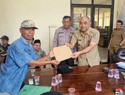 Tuntut Pembubaran BPD dan Pemecatan Humas Pabrik, Ratusan Warga Mancar Jombang Geruduk Kantor Camat