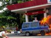 Geger! Minibus Tiba-tiba Terbakar Hebat Saat Isi BBM di SPBU Muara Enim, Warga Kocar-kacir