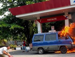 Geger! Minibus Tiba-tiba Terbakar Hebat Saat Isi BBM di SPBU Muara Enim, Warga Kocar-kacir