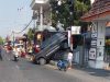 Keliru Injak Gas Saat Mundur, Mobil Lansia di Jombang “Nangkring” di Atas Pagar