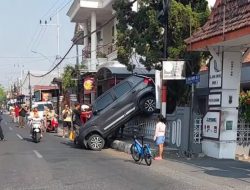Keliru Injak Gas Saat Mundur, Mobil Lansia di Jombang “Nangkring” di Atas Pagar