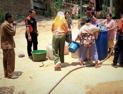 BPBD Muara Enim Salurkan 14 Ribu Liter Air Bersih Untuk Warga Benakat