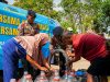 Brimob Polda Jatim Salurkan 40 Ribu Liter Air Bersih Untuk Warga Gresik dan Sidoarjo
