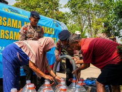 Brimob Polda Jatim Salurkan 40 Ribu Liter Air Bersih Untuk Warga Gresik dan Sidoarjo