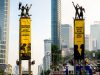 Protes Krisis Iklim dan Biaya Hidup, Aktivis Greenpeace Bentangkan Spanduk Raksasa di Patung Bundaran HI